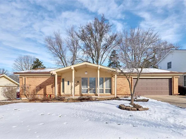 15713 Hill House Rd, Chesterfield, MO 63017