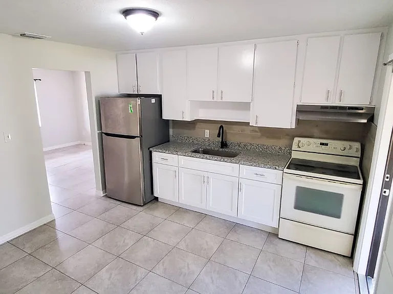 2578 Seneca Ave — Photo 2