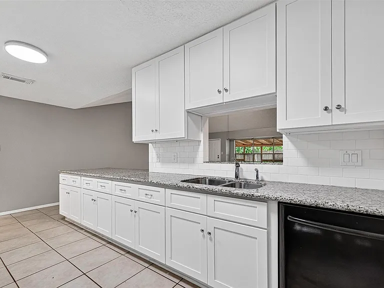 16614 Blackhawk Blvd — Photo 9