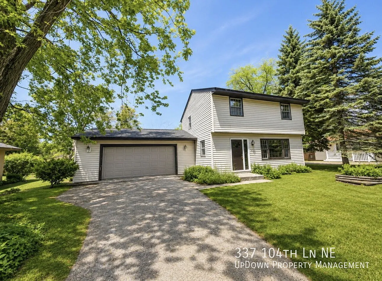 Charming 4-Bedroom Blaine Home with Hardwood Elegance & 2 Full Baths - 1,620 Sq Ft of Comfort! — Photo 1