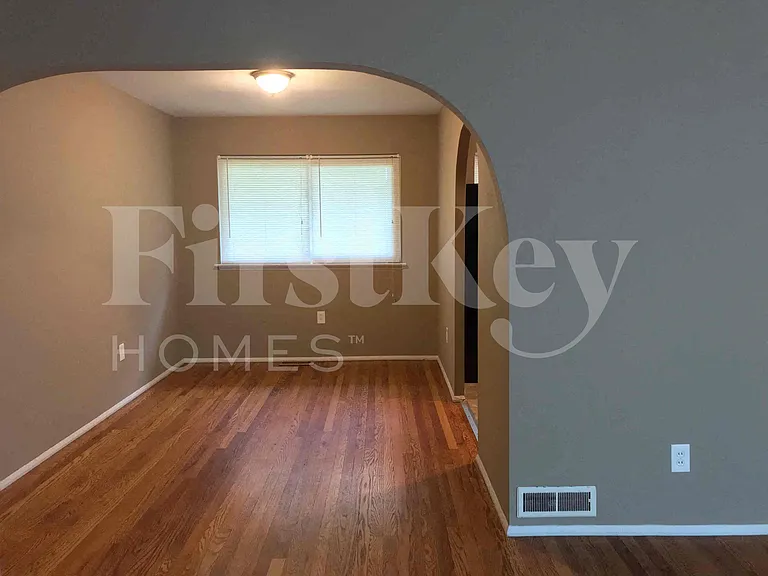 910 Claver Ln — Photo 2