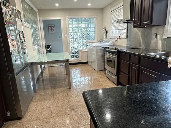 3rd image of 6 Harrington Cres