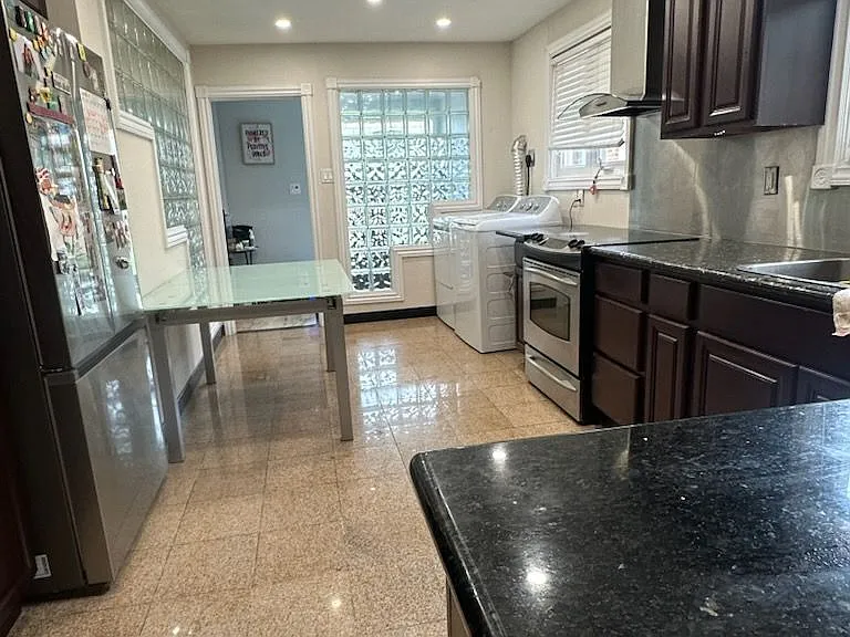 6 Harrington Cres — Photo 3