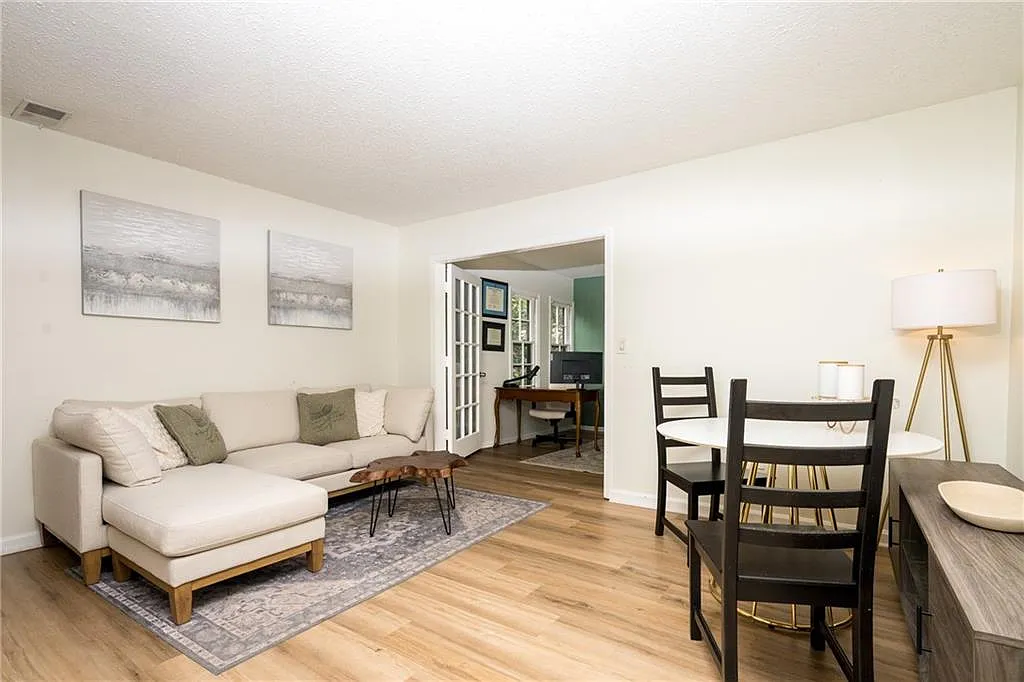 1 bed, 1.0 bath, 812 sqft, $1,800 — Photo 3