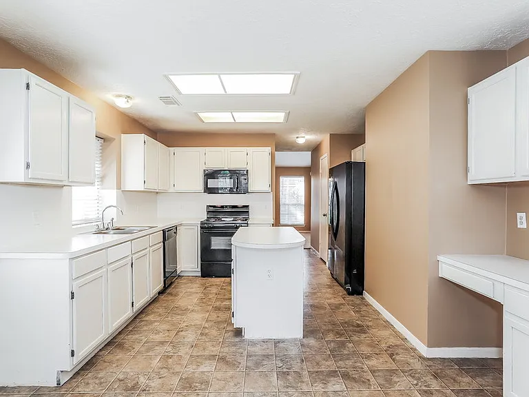 4910 Stone Harbor Dr — Photo 8