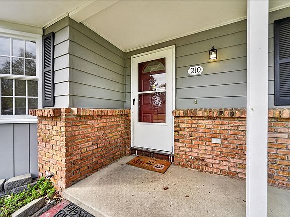4th image of 210 Chanticleer Trl