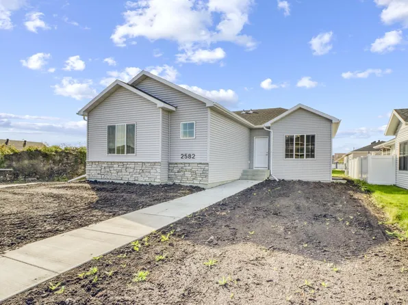 2575 Golden Ln S, Fargo, ND 58104