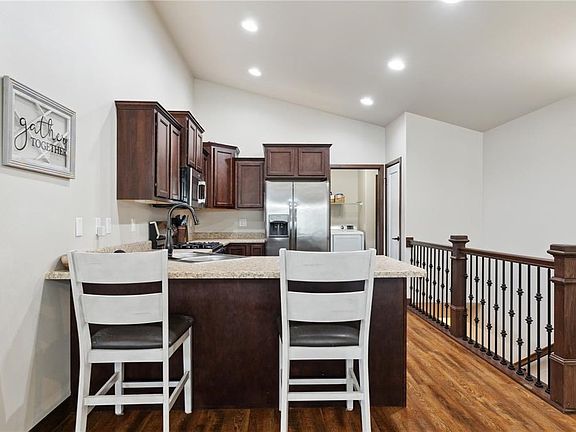 5th image of 614 Dakota Ave