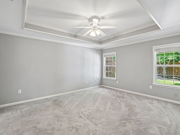 4th image of 704 Village Green Cir