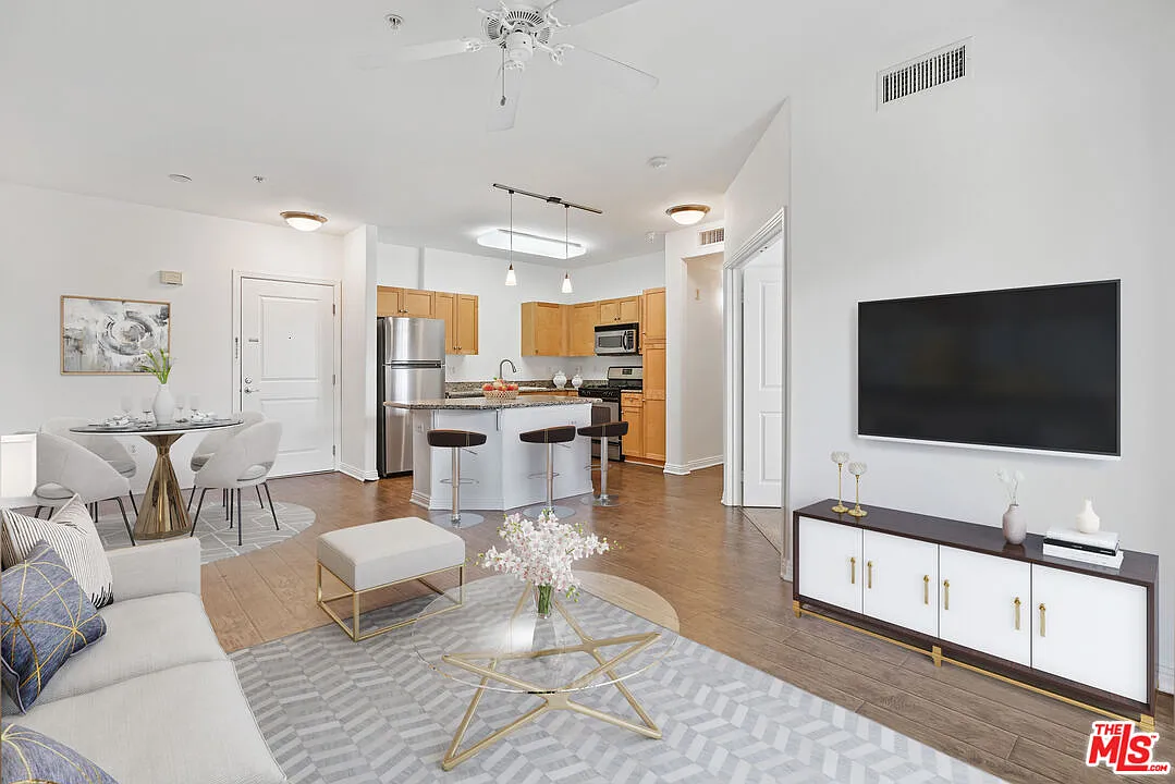 1 bed, 1.0 bath, 910 sqft, $2,900 — Photo 3