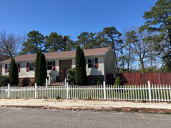 2nd image of 713 Larchmont St #1040