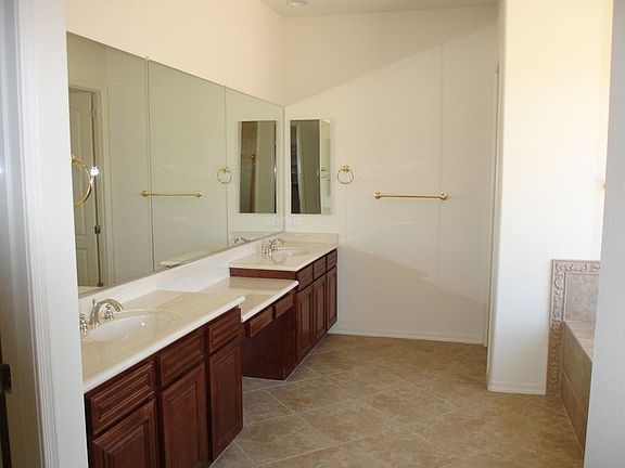 5th image of 810 W Verbena Ln