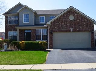 256 Thrush Cir, Lindenhurst, IL