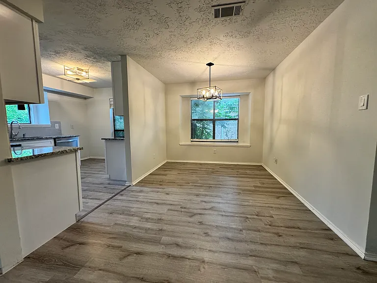 1421 Glyndon Dr — Photo 3