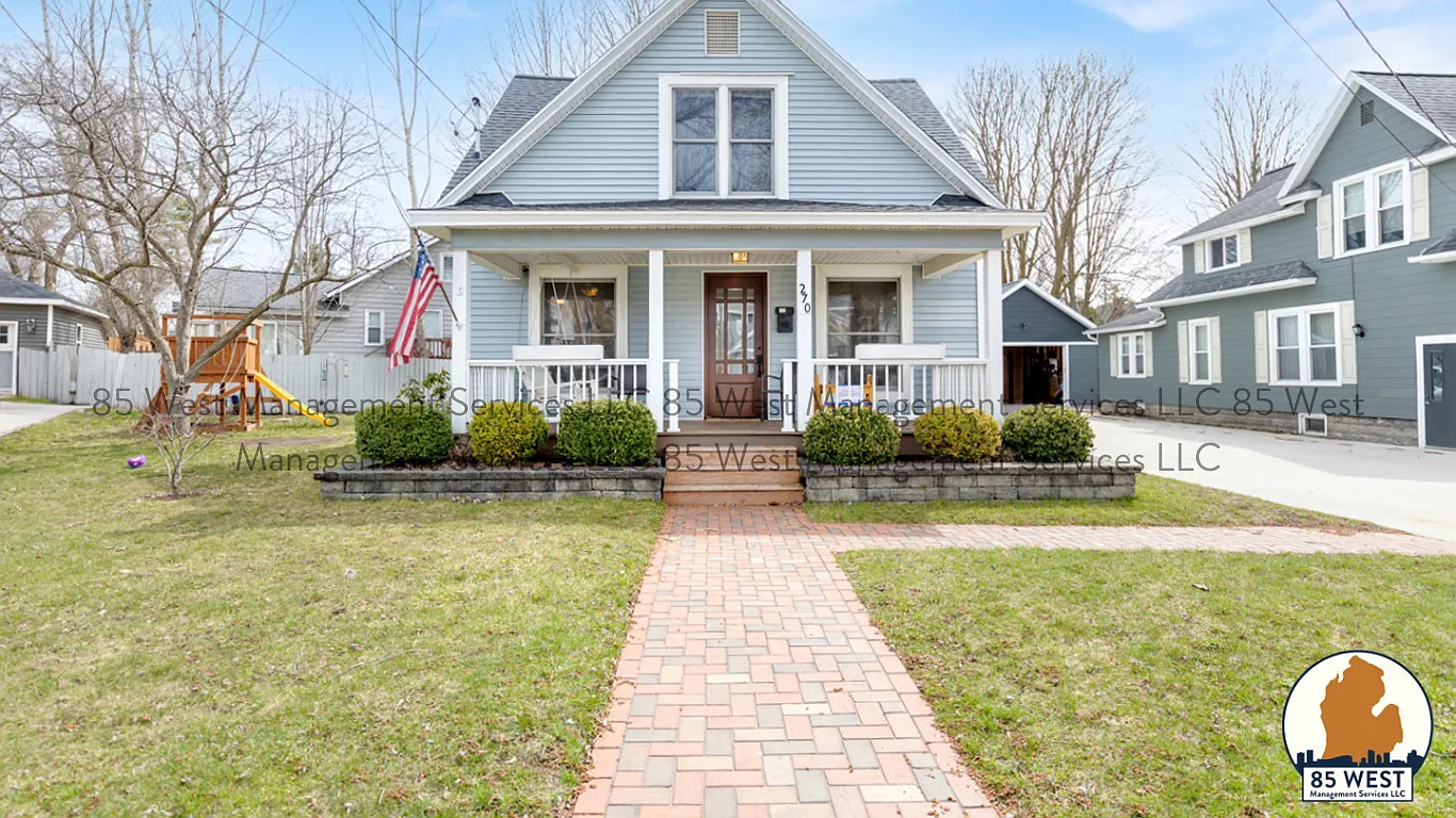 270 N Main St NE photo 1