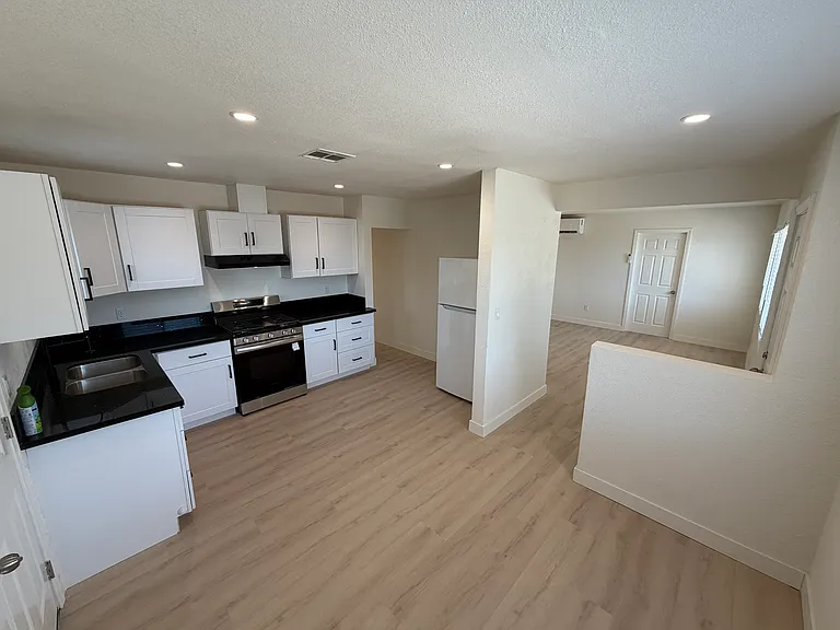 180 E Barbour St #C — Photo 3