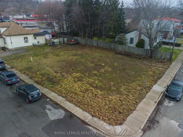 4 Thorpe St, Hamilton, ON L9H 1K3