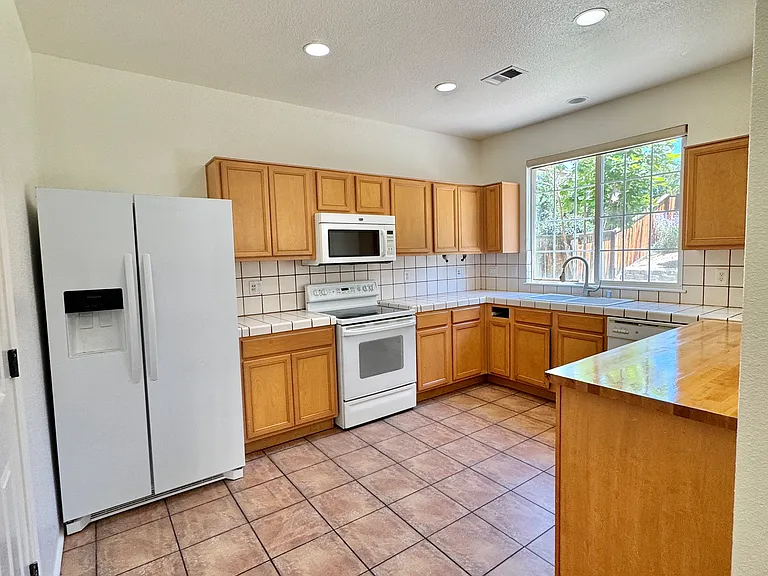2520 Napoli Dr — Photo 6