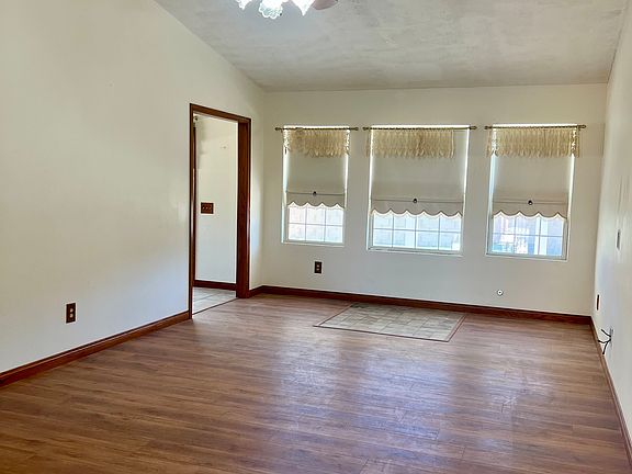 2nd image of 850 E Oak Hill St #1