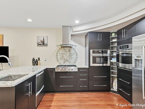 3rd image of 949 Ridgefield Ln