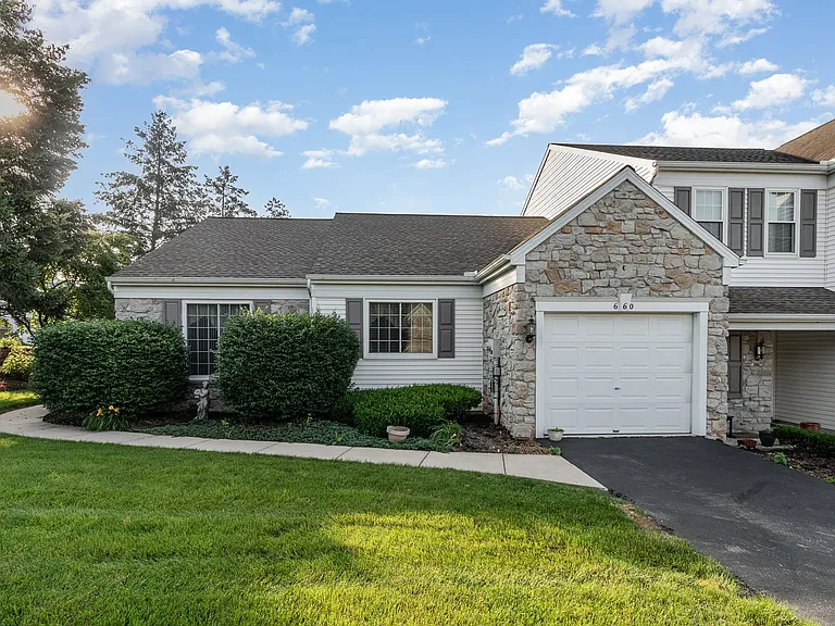 660 Springhouse Ln — Photo 2