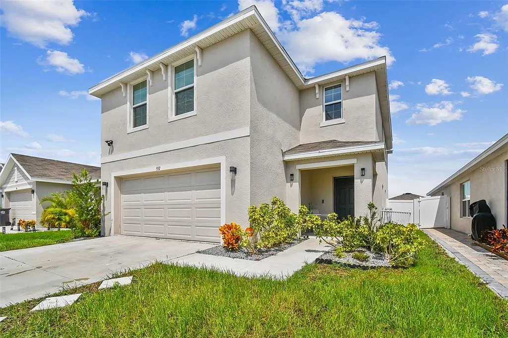 4 bed, 2.5 bath, 2328 sqft, $2,600 — Photo 1