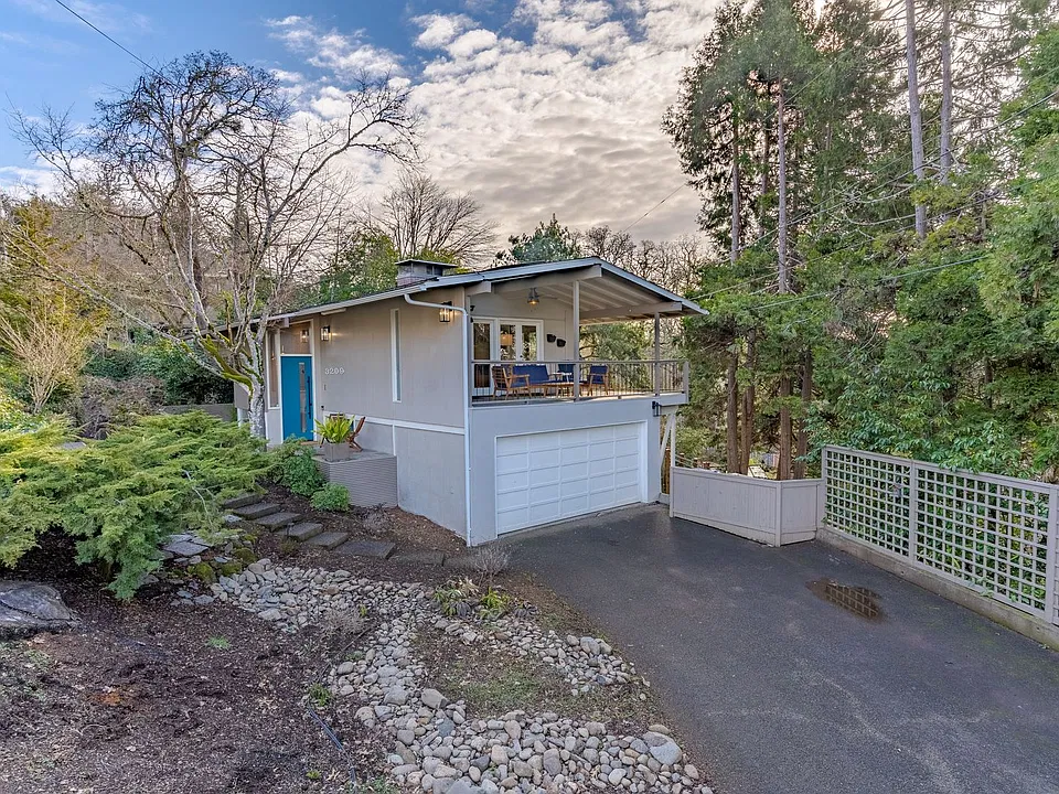 3209 Canterbury Dr S