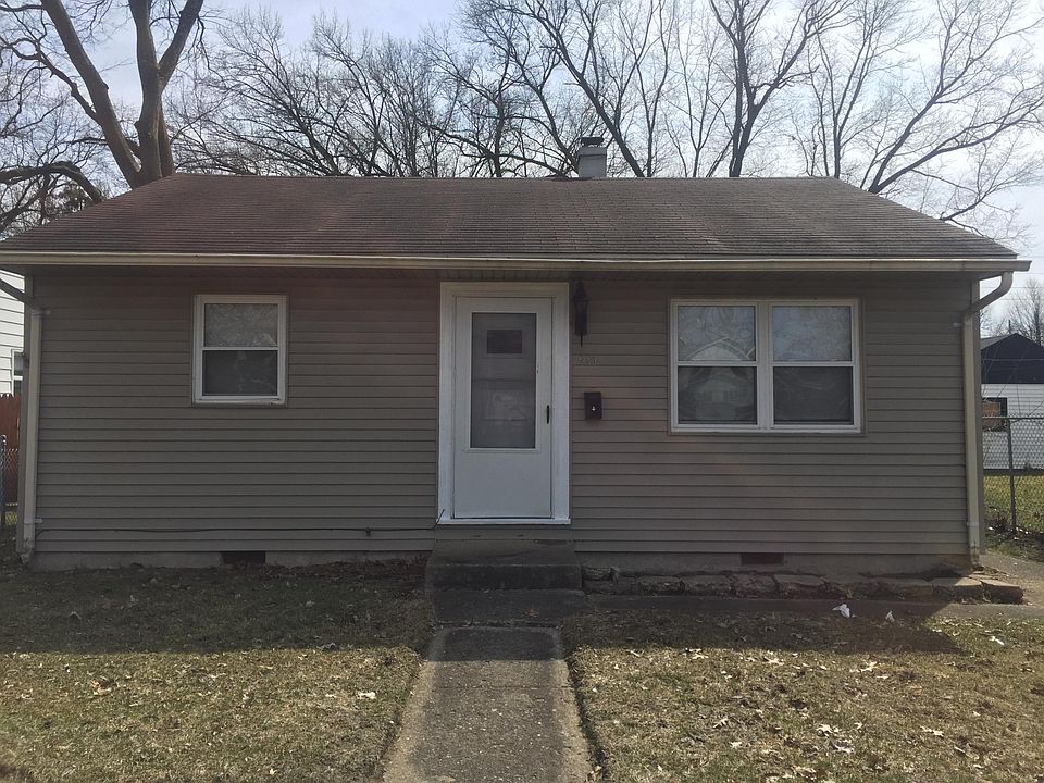 1st image of 915 W Jefferson Blvd