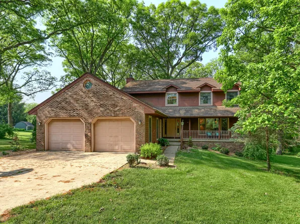 1305 Woodland Ct, Mahomet, IL 61853
