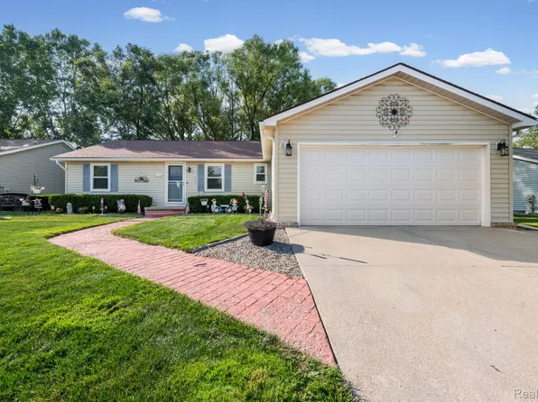 21699 Brookside North Dr, Macomb, MI 48044