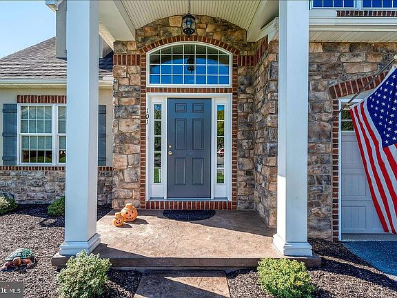 3rd image of 101 Baneberry Ln