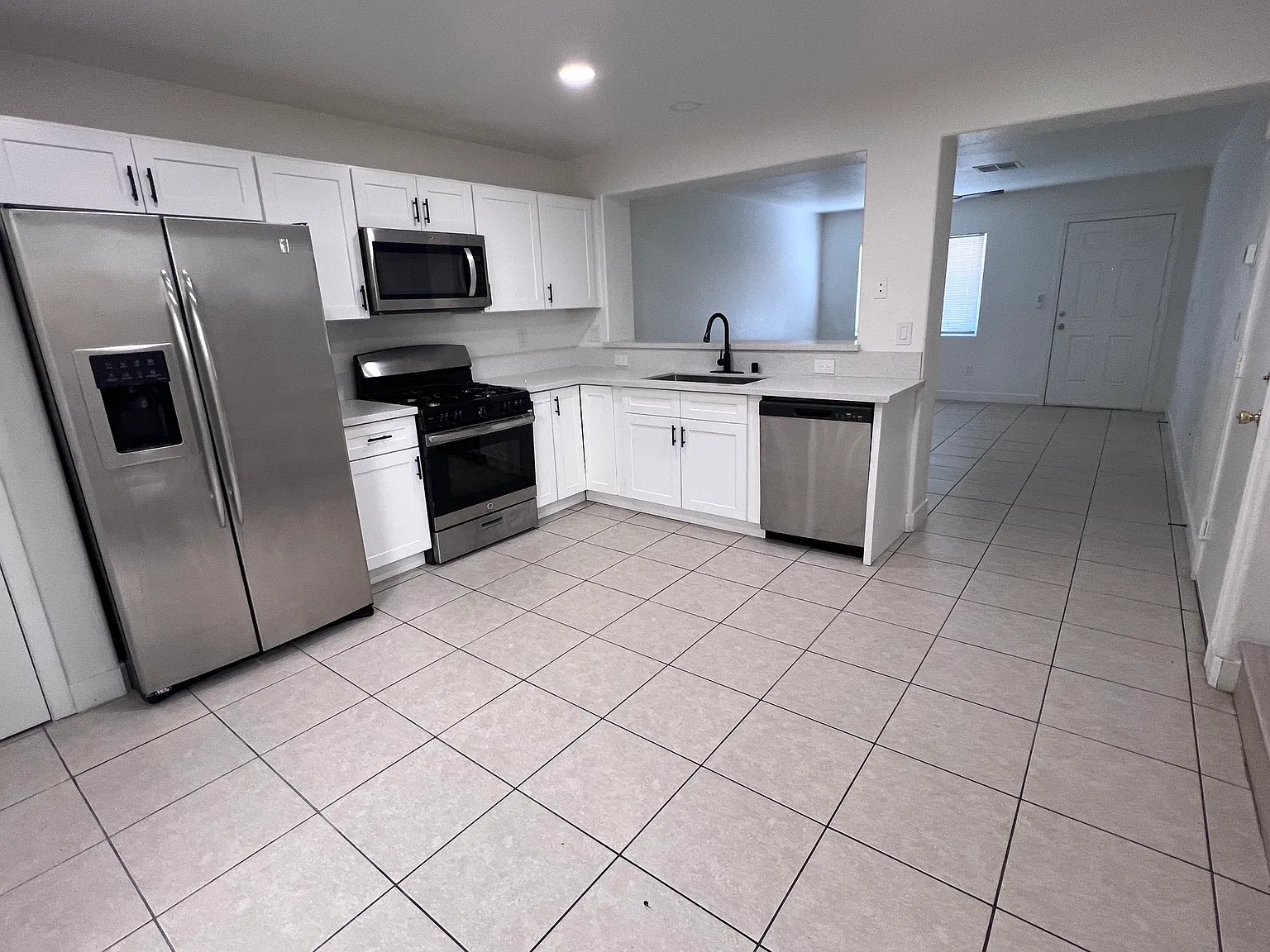 3BR Single Family House — Photo 4