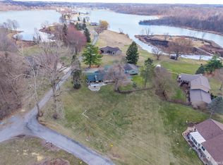 1102 Round Island Dr, Kendallville, IN 46755