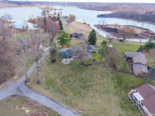 1102 Round Island Dr, Kendallville, IN 46755