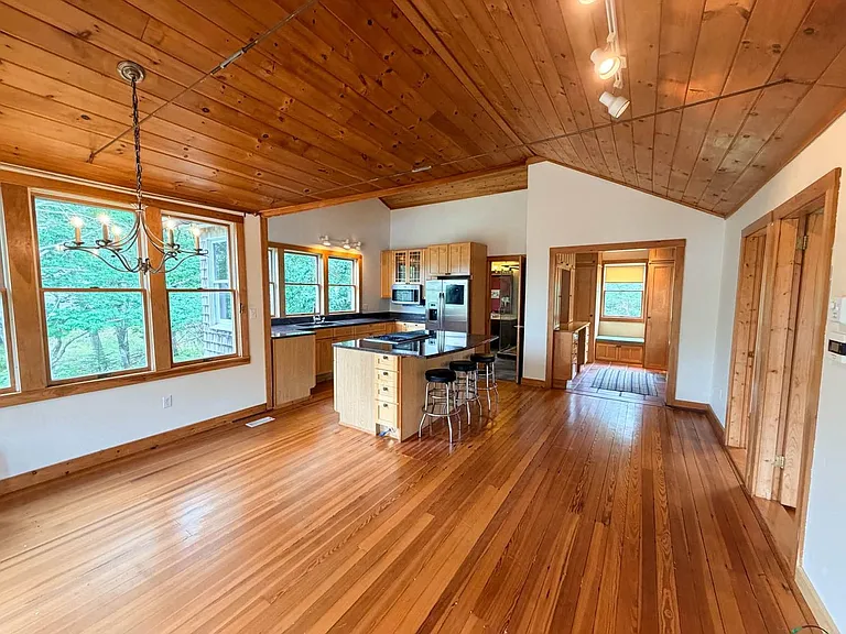 121 Old Schoolhouse Rd — Photo 24