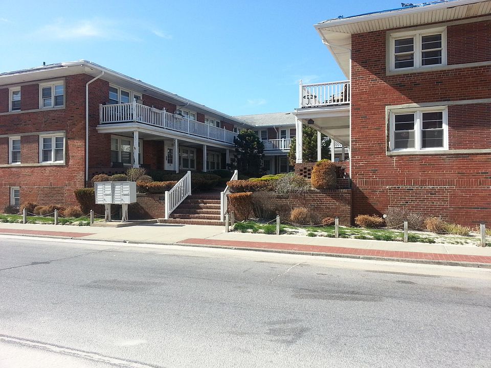 1st image of 215 W Broadway APT L4