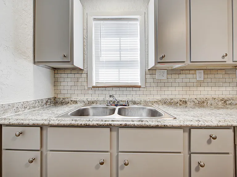204 S Stewart Ave — Photo 12