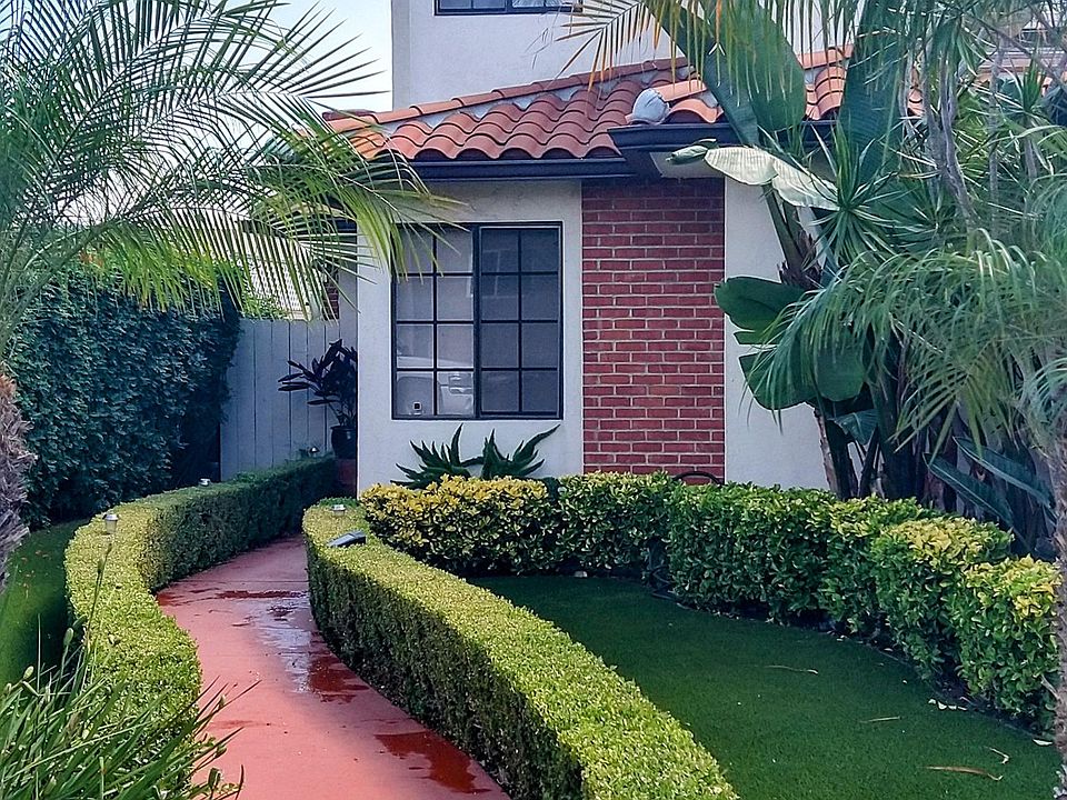 ARTIFICIAL TURF MATURE LANDSCAPING