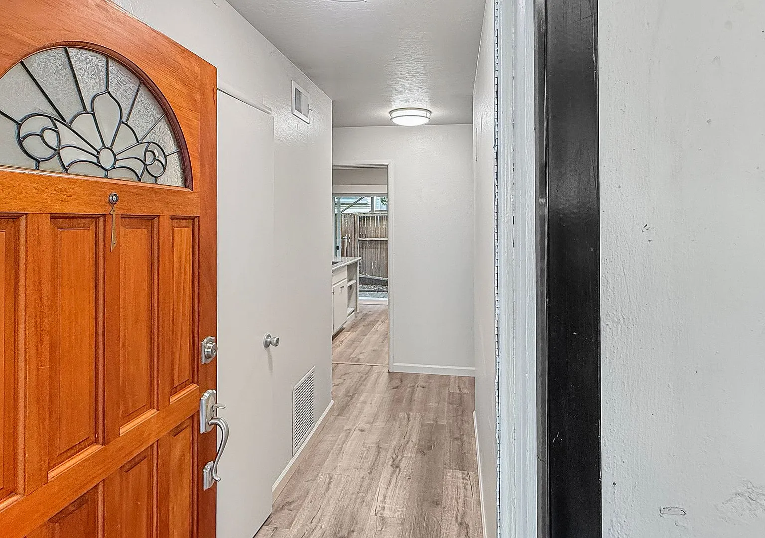 $500 off if you sign a lease starting no later than October 1st! - Large Renovated Apartment in t... — Photo 2