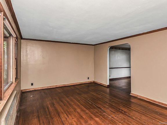5th image of 915 Glenwood Road