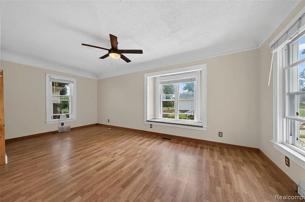 3 bed, 1.0 bath, 1900 sqft, $2,400 — Photo 3