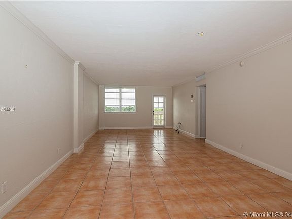 4th image of 90 Edgewater Dr APT 1009