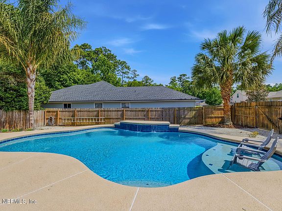 2nd image of 811 HICKORY KNOLLS Drive