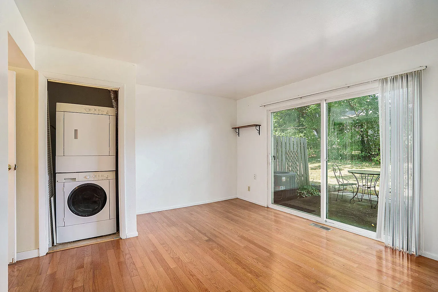 2 bed, 894 sqft, $1,300 — Photo 4