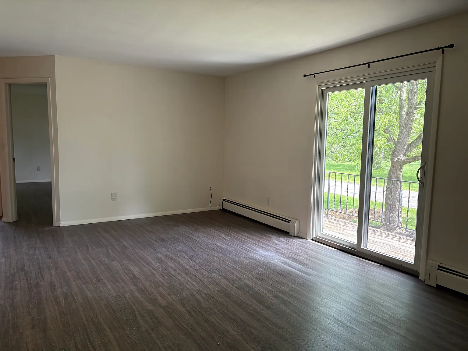 2 bed, 1000 sqft, $895 — Photo 3