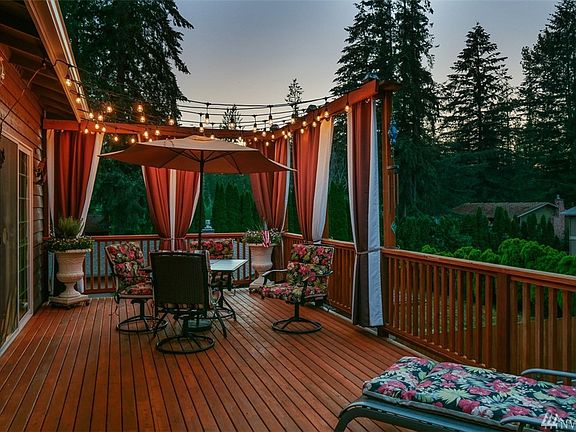 The beautiful entertainment size deck spans the entire back side of the home. Glass sliding doors from dining, master & bonus room provide access. No problem entertaining a large crowd. Plenty of space....