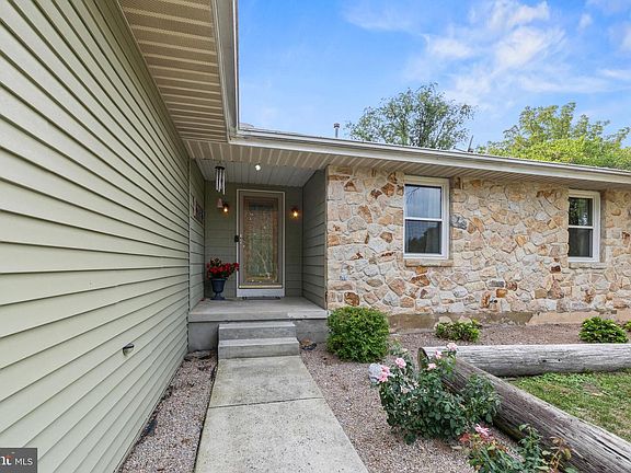 3rd image of 223 Pineview Dr