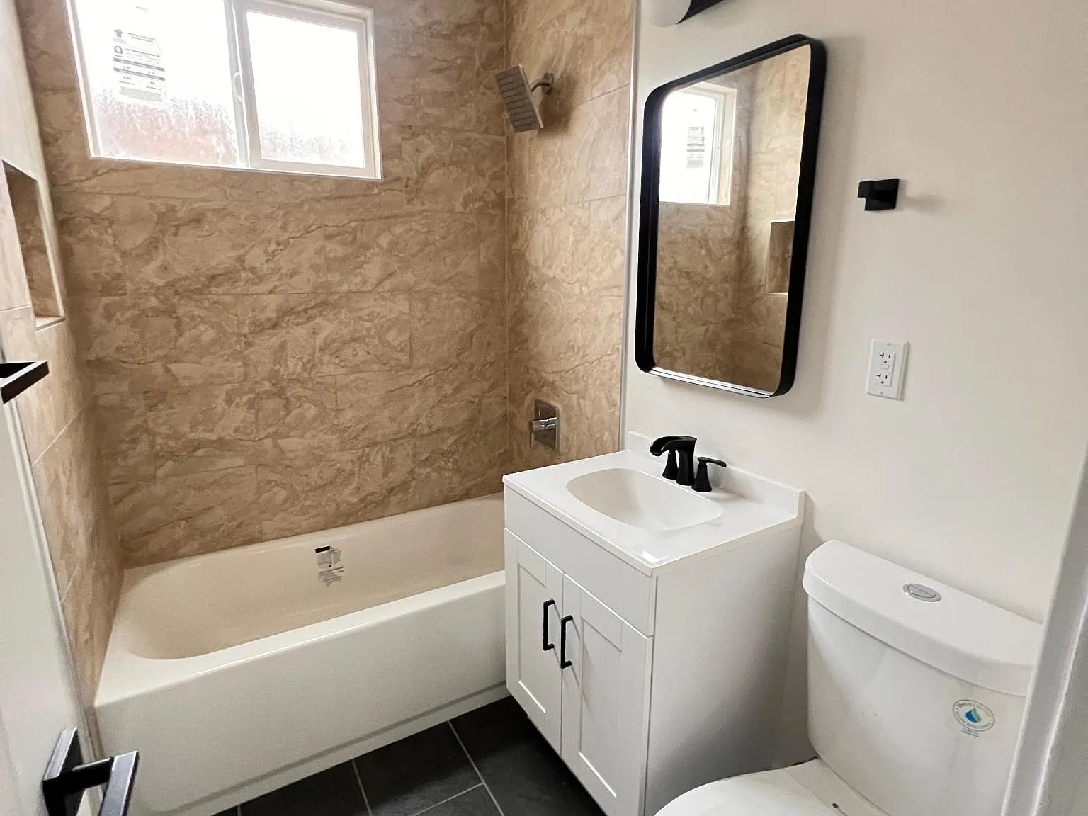 1 bed, 400 sqft, $1,900 — Photo 2