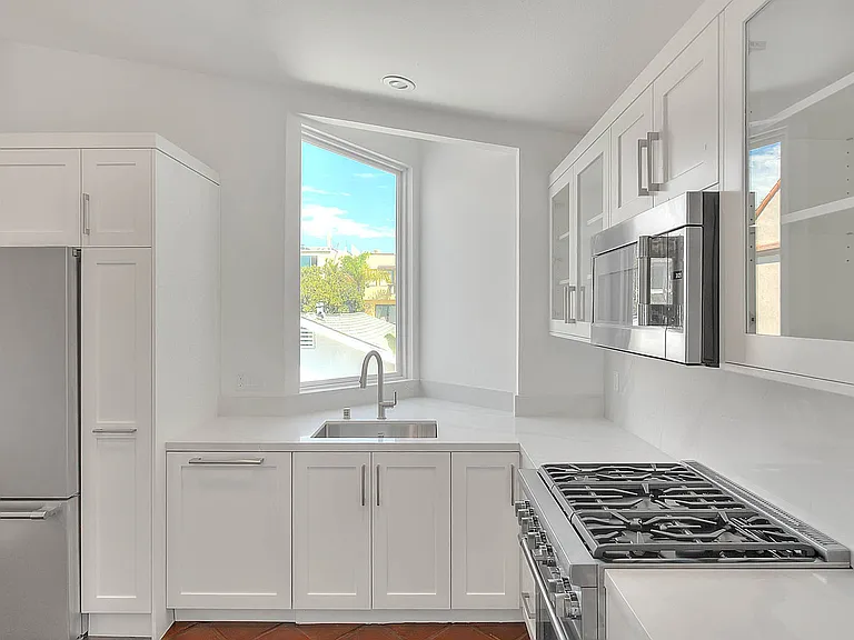 310 Bayview Dr — Photo 11