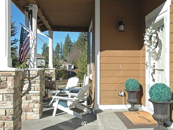 Cant you just see yourselves sitting under this covered front porch sipping your favorite beverage?